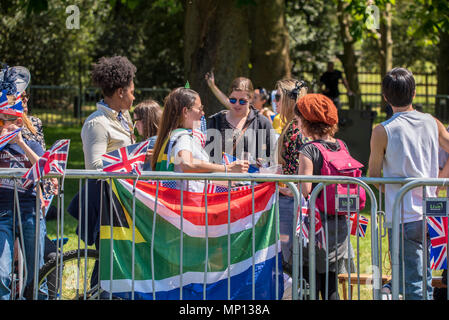 19 mai 2018 - Des milliers de fans royal attendre contre des barrières de sécurité sur la longue marche pendant le mariage royal au château de Windsor, le prince Harry et Meghan Markle. Banque D'Images