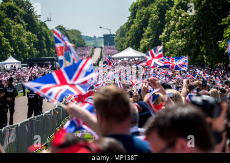 19 mai 2018 - Royal 100 000 fans attendant sur la Longue Marche cheer et agitent des drapeaux au moment où le prince Harry et Meghan Markle dire leurs vœux de mariage et de devenir mari et femme dans le château de Windsor Banque D'Images