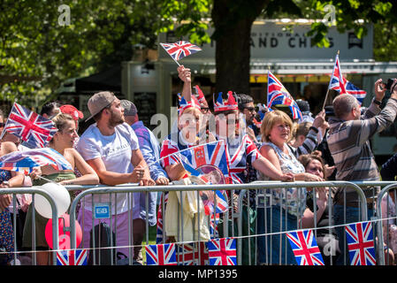 19 mai 2018 - Des milliers de fans royal attendre contre des barrières de sécurité sur la longue marche pendant le mariage royal au château de Windsor, le prince Harry et Meghan Markle. Banque D'Images