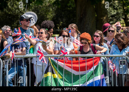 19 mai 2018 - Des milliers de fans royal attendre contre des barrières de sécurité sur la longue marche pendant le mariage royal au château de Windsor, le prince Harry et Meghan Markle. Banque D'Images