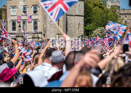 19 mai 2018 - Royal 100 000 fans attendant sur la Longue Marche cheer et agitent des drapeaux au moment où le prince Harry et Meghan Markle dire leurs vœux de mariage et de devenir mari et femme dans le château de Windsor Banque D'Images