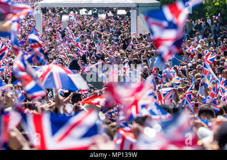 19 mai 2018 - Royal 100 000 fans attendant sur la Longue Marche cheer et agitent des drapeaux au moment où le prince Harry et Meghan Markle dire leurs vœux de mariage et de devenir mari et femme dans le château de Windsor Banque D'Images