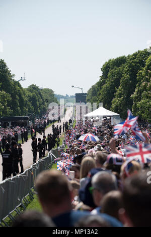 19 mai 2018 - Royal 100 000 fans attendant sur la Longue Marche cheer et agitent des drapeaux au moment où le prince Harry et Meghan Markle dire leurs vœux de mariage et de devenir mari et femme dans le château de Windsor Banque D'Images