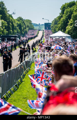 19 mai 2018 - Royal 100 000 fans attendant sur la Longue Marche cheer et agitent des drapeaux au moment où le prince Harry et Meghan Markle dire leurs vœux de mariage et de devenir mari et femme dans le château de Windsor Banque D'Images