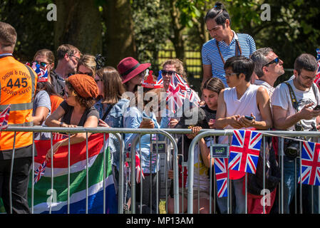 19 mai 2018 - Des milliers de fans royal attendre contre des barrières de sécurité sur la longue marche pendant le mariage royal au château de Windsor, le prince Harry et Meghan Markle. Banque D'Images