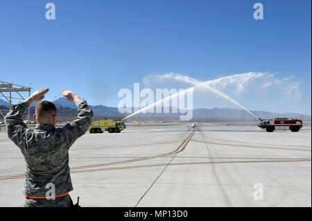 Un MQ-1 Predator reçoit un hommage de l'eau pour commémorer son temps dans le service et les capacités fournies pour les commandants de combat et des troupes sur le terrain 9 mars 2018, à Creech Air Force Base, Nevada aviateurs ont exploité le MQ-1 pour plus de 20 ans et a donné l'intelligence, surveillance, reconnaissance et de capacités de frappe le 24/7/365 lutte sur plusieurs domaines de responsabilités. Banque D'Images