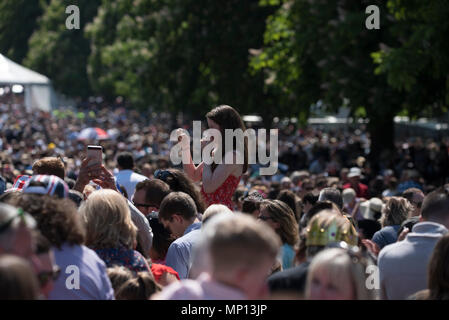 19 mai 2018 - Des milliers de fans royal regarder et prendre des photos de prince Harry et Mme Meghan Markle comme ils passent par leur procession pendant le long de la Longue Marche après leur mariage royal au château de Windsor. Banque D'Images