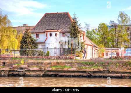 KALININGRAD, RUSSIE - avril 28,2018 : maisons d'habitation sur les rives de la rivière Pregolia Banque D'Images