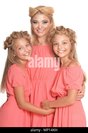 Mère de deux adorables jumelles dans de belles robes rose Banque D'Images