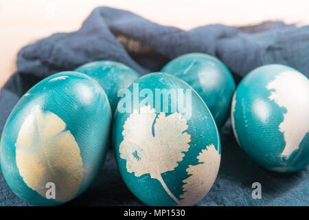 Les oeufs de pâques bleu organique debout sur la table en bois, décorations de Pâques, Pâques origines concept with copy space Banque D'Images