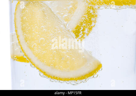Deux rondelles de citron frais dans la limonade. Banque D'Images