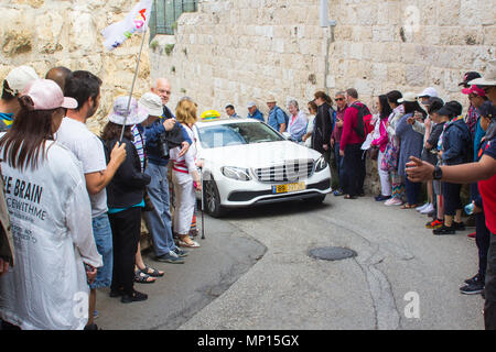 Les touristes font place à un taxi lorsqu'il se déplace lentement vers le haut la colline escarpée de l'avenue, au jardin de Gethsémani au mont des Oliviers à Jérusalem Banque D'Images