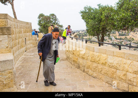 8 mai 2018 Un homme âgé avec son bol de mendiant faisant son chemin vers le bas du Mont des oliviers dans la ville de Jérusalem Israël. Banque D'Images