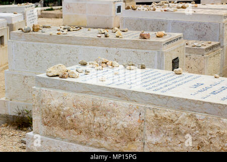 8 mai 2018 Cimetière du Mont des Oliviers Jérusalem Israël certaines des nombreuses tombes dans le célèbre cimetière juif à l'est de la vieille ville fortifiée de Je Banque D'Images