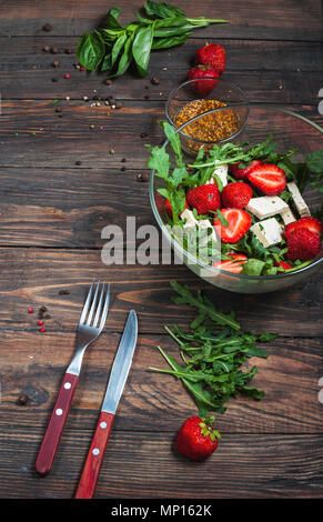 Salade de laitue, roquette, feta fraises Banque D'Images