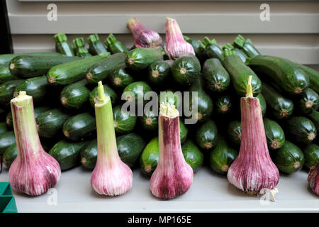 Les courgettes et l'ail en vente en boutique sur rue Montorgueil à la rue quartier près des Halles dans le centre de Paris France Europe UE KATHY DEWITT Banque D'Images