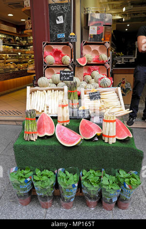 Magasin de fruits et légumes dans la rue Montorgueil rue près de Vieux quartier Les Halles à Paris France Europe UE KATHY DEWITT Banque D'Images