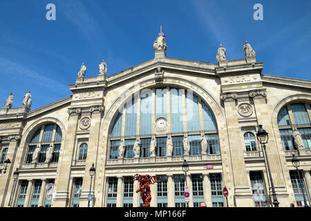 Vue extérieure de la Gare du Nord la façade de l'immeuble avec un ciel bleu au printemps Paris France Europe UE KATHY DEWITT Banque D'Images