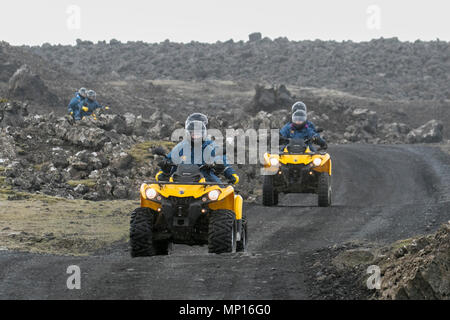 BRP outlander ATVS quads, atv, quad, vélo, sport, véhicule, extrême, aventure, course, vitesse, route, saleté, roue, motocross, terrain, moteur, extérieur, équitation, transport, hors-bord, compétition, moto, puissance, pilote, transport, amusant, casque, actif, 4x4, moto, boue, homme, action, hors route, sable, sports, loisirs, sentier, dangereux, conduite, désert, piste, coureur, conduire, manège, Utilisation tout-terrain lors d'une course d'entraînement à Grindavik, Islande, Banque D'Images