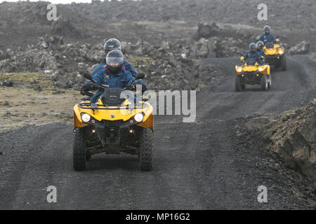 BRP outlander ATVS quads, atv, quad, vélo, sport, véhicule, extrême, aventure, course, vitesse, route, saleté, roue, motocross, terrain, moteur, extérieur, équitation, transport, hors-bord, compétition, moto, puissance, pilote, transport, amusant, casque, actif, 4x4, moto, boue, homme, action, hors route, sable, sports, loisirs, sentier, dangereux, conduite, désert, piste, coureur, conduire, manège, Utilisation tout-terrain lors d'une course d'entraînement à Grindavik, Islande, Banque D'Images