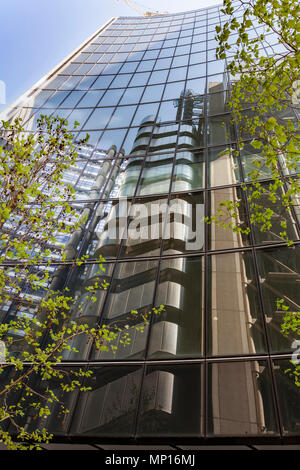 Bâtiment de la Lloyds reflétée dans l'Édifice Willis dans la ville de Londres Banque D'Images