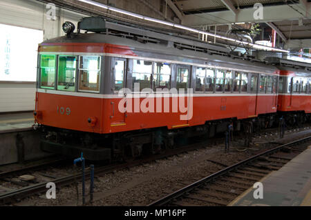 Train sur la ligne Hakone Tozan (Tetshudo Hakone Tozan-sen), la ligne de chemin de fer de l'escalade, à Hakone, Japon Banque D'Images