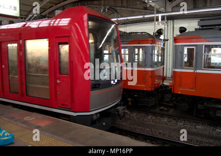 Train sur la ligne Hakone Tozan (Tetshudo Hakone Tozan-sen), la ligne de chemin de fer de l'escalade, à Hakone, Japon Banque D'Images