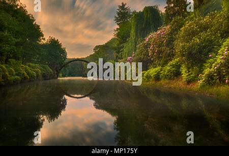 Rakotzbrücke (pont du diable), printemps, Kromlau, Allemagne Banque D'Images