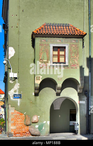 Poznan, Pologne, le 30 avril 2018 : La façade de la maison verte avec les dessins et les arcades dans la vieille maison Banque D'Images