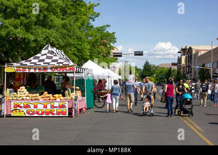 Yakima, Washington / USA - Mai 21, 2018 : Les gens de partout dans la communauté de Yakima recueillir sur une belle journée au centre-ville de marché agricole. Banque D'Images