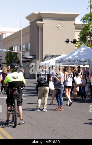 Yakima, Washington / USA - Mai 21, 2018 : Les gens de partout dans la communauté de Yakima recueillir sur une belle journée au centre-ville de marché agricole. Banque D'Images