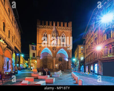 Les gens au Palazzo della Mercanzia Palace sur la Piazza della Mercanzia Square à Bologne, Emilie-Romagne, Italie. Tard dans la nuit Banque D'Images