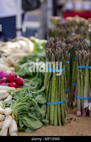 Yakima, Washington / USA - Mai 21, 2018 : Ferme des produits frais cultivés dans la vallée de Yakima est sur l'affichage à l'achat sur le centre-ville de Yakima du marché agricole. Banque D'Images