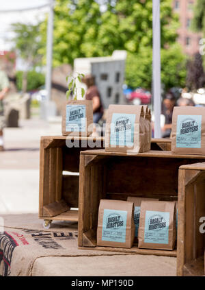 Yakima, Washington / USA - Mai 21, 2018 : torréfacteurs basalte vendre leur café d'origine unique au centre-ville de marché de producteurs le dimanche matin. Banque D'Images