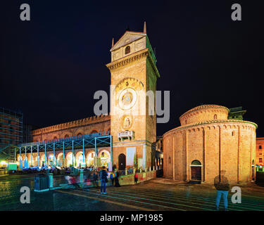 Rotonda San Lorenzo sur la Piazza delle Erbe à Mantoue, Lombardie, Italie. À la fin de l'evenong Banque D'Images