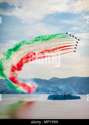 L'équipe de voltige italienne Frecce Tricolori le vol en formation sur le Lac Majeur, Verbania, Italie Banque D'Images