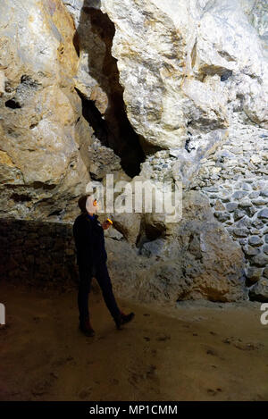 Un guide avec une torche dans la grande caverne Masson, Heights of Abraham, Matlock, Derbyshire Banque D'Images