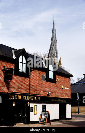 La pub de Burlington à Chesterfield avec le célèbre clocher tordu de l'église paroissiale au-delà Banque D'Images