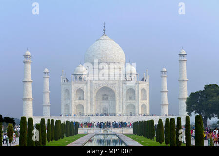 Taj Mahal, vue d'ensemble avec un large canal d'eau et fontaines de marbre sur l'axe nord-sud, Āgra, Uttar Pradesh, Inde Banque D'Images