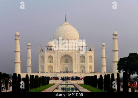 Taj Mahal, vue d'ensemble avec un large canal d'eau et fontaines de marbre sur l'axe nord-sud (rendu en PS), Āgra, Uttar Pradesh, Inde Banque D'Images