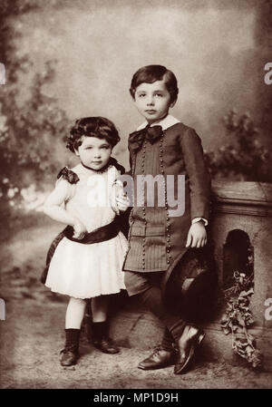 Albert Einstein (1879-1955) et sa sœur, Maja (1881-1951), en 1885. Banque D'Images