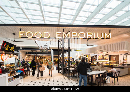 Design intérieur de l'entrée Food Emporium ou communément connu comme aire de restauration ou salle à manger au terminal 4 de l'aéroport de Singapour Changi. Banque D'Images