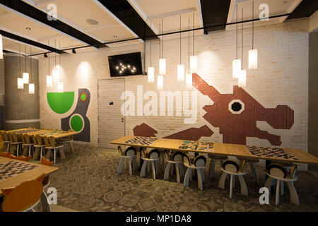 Le design intérieur de l'Emporium ou communément connu comme food court ou une salle à manger à l'aéroport de Singapour Changi Terminal 4 Banque D'Images