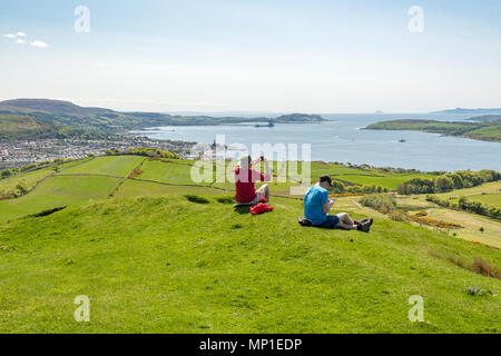 Avis de Largs et le Firth of Clyde au printemps depuis le haut de la colline de Knock, Largs, North Ayrshire, Scotland, UK Banque D'Images