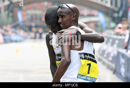 La société britannique Mo Farah (droite) embrasse deuxième placé en Ouganda, Moses Kipsiro après avoir remporté le Simplyhealth Great Manchester run 10 000 hommes d'élite grâce à Manchester. Banque D'Images