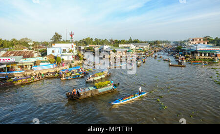 Can Tho, Vietnam - Feb 2, 2016. Marché flottant de tôt le matin à Can Tho, Vietnam. La plupart des marchés flottants en fonctionnement aujourd'hui principalement servir au tourisme Banque D'Images