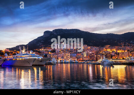 Principauté de Monaco soirée pittoresque d'horizon, les lumières de la ville, avec la réflexion en mer Méditerranée Banque D'Images