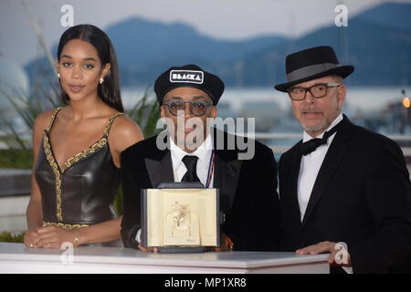 Cannes, France. 19 mai, 2018. CANNES, FRANCE - 19 MAI : Barry Alexander Brown (R) et Laura Harrier posent avec Spike Lee directeur tenant le Grand Prix 'BlacKkKlansman' et Laura Harrier à côté de lui à la Palme d'Or Photocall lors de la 71 e assemblée annuelle du Festival du Film de Cannes au Palais des Festivals le 19 mai 2018 à Cannes, France. Credit : Frederick Injimbert/ZUMA/Alamy Fil Live News Banque D'Images