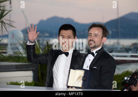 Cannes, France. 19 mai, 2018. CANNES, FRANCE - 19 MAI : directeur australien Charles Williams (R), court-métrage Palme d'or pour son film 'Toutes ces créatures" pose avec Wei Shujun (L) une mention spéciale pour son film 'cadre' à la photocall la Palme d'or lors de la 71e assemblée annuelle du Festival du Film de Cannes au Palais des Festivals le 19 mai 2018 à Cannes, France Crédit : Frederick Injimbert/ZUMA/Alamy Fil Live News Banque D'Images