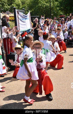 Londres, Royaume-Uni. 20 mai 2018. Les Ukrainiens portant des chemises brodées traditionnelles, l'Ukrainian costume national prendre part en ukrainien Vyshyvanka Mars. Crédit : Matthieu Chattle/Alamy Live News Banque D'Images